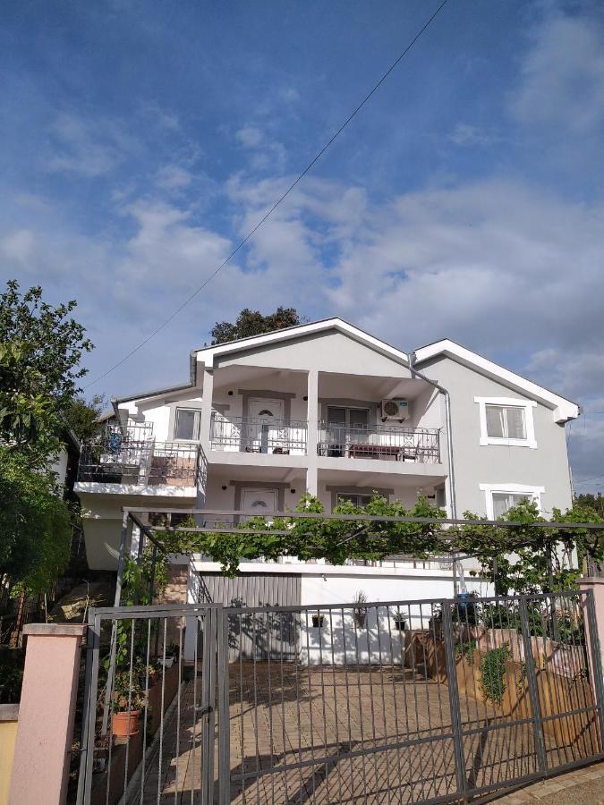Aparttoni *